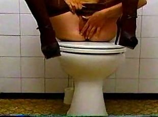 Slutty blonde girlfriend pussy ramming in toilet