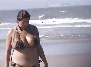 Voyer on the Beach-Milf got huge Tits 1