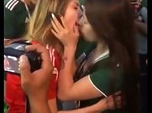 целуются, мексиканцы
