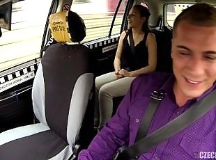 Sexy Girlfriend gets fucked in a taxi